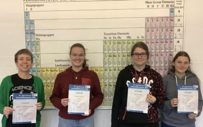 3 GyHo-Schülerinnen mit Urkunden für die Teilnahme an der Chemieolympiade ausgezeichnet