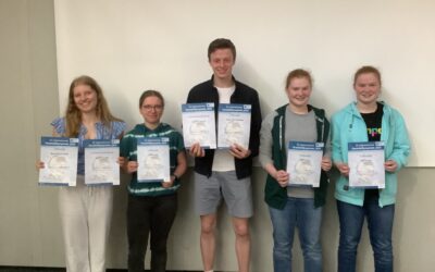 9 Schüler*innen vom GyHo mit Urkunden für die Teilnahme an der Chemieolympiade ausgezeichnet