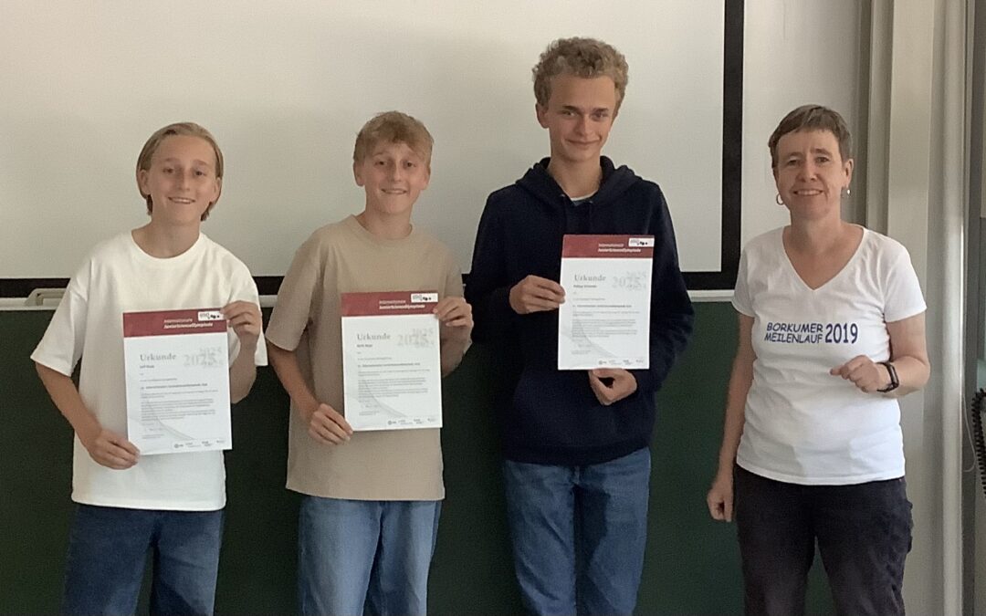5 GyHo-Schüler*innen mit Urkunden für die Teilnahme an der 2. Runde der Junior Science Olympiade ausgezeichnet